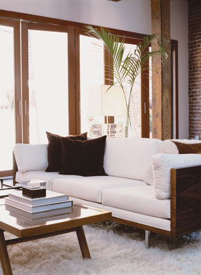 Minimalist decorating doesn’t have to be cold and unyielding. The addition of a fluffy rug to this room softens all the hard edges.